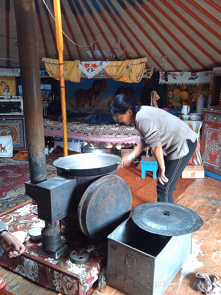 2012-08-12 08.16.15.jpg - 10° giorno. La nostra ospite prepara il pranzo.